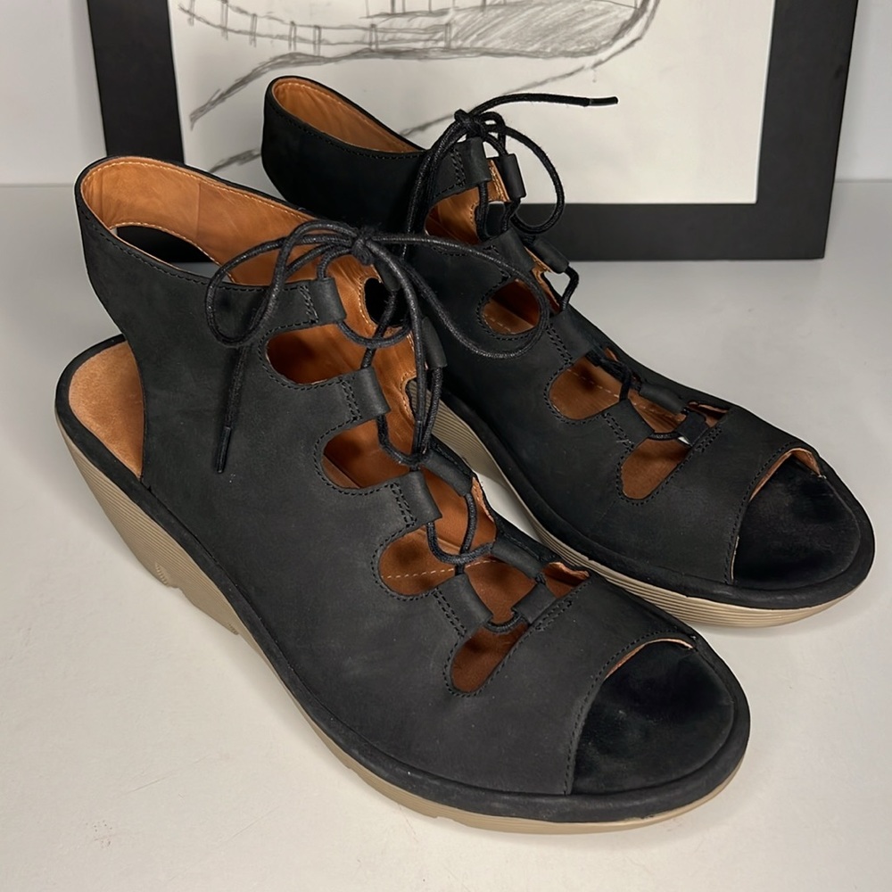 Clarks Clarene Grace Black
Nubuck Leather Lace Up Open Toe Women’s Size 9.5 M